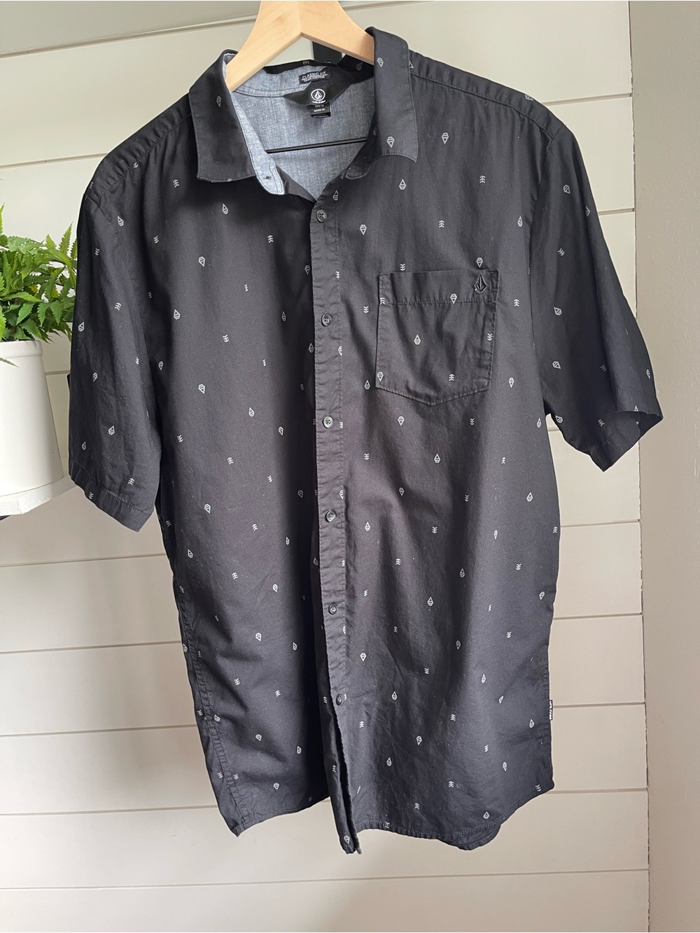 Volcom Black Short-Sleeve Button-Down Shirt with White Motif